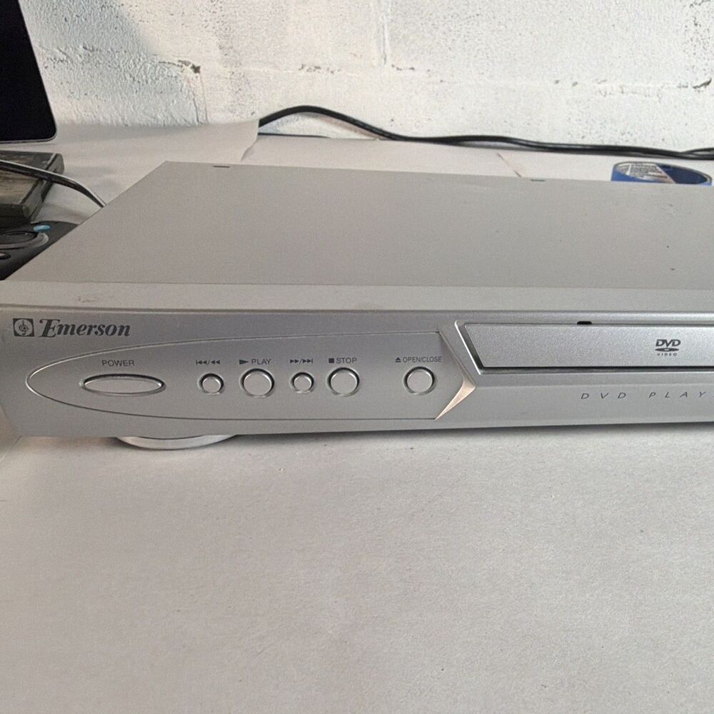 Emerson EWD7003 DVD Player w/ Dolby Digital, DVD/CD/MP3, Silver, 2003